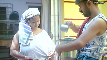 Desi indian Milk Man Fucks Bhabhi ji After Seeing Her