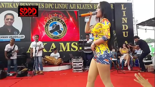 Indonesian Erotic Dance - Pretty Sintya Riske Wild Dance on