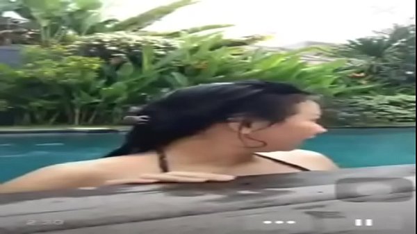 Indonesian fuck in pool during live