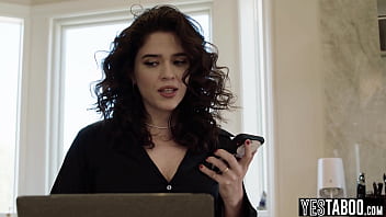 Hung IT called by big ass Latina MILF to get