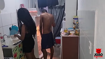Marido acorda com fogo no pau e pega sua esposa