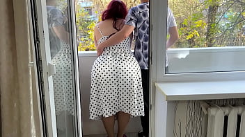 The stepmom was frozen by the strong wind and the