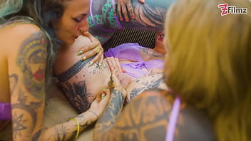 Lesbian Orgy &ndash; Anal & Squirt &ndash; Tattooed Girls Filling