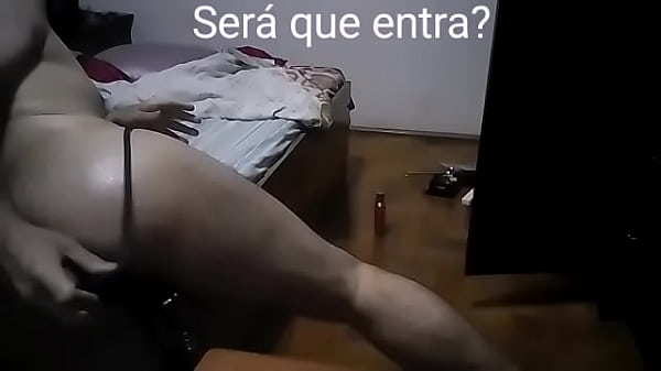 Naughty corninho unable to play with the little worm decides